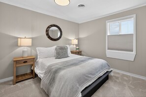 3 bedrooms, Internet, bed sheets - Delightful and renovated home, walk to downtown, mt views (Fraser)