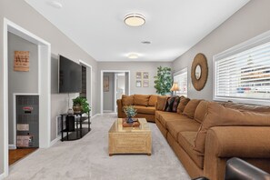 Smart TV, fireplace, computer monitors - Delightful and renovated home, walk to downtown, mt views (Fraser)