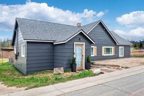 Exterior - Delightful and renovated home, walk to downtown, mt views (Fraser)