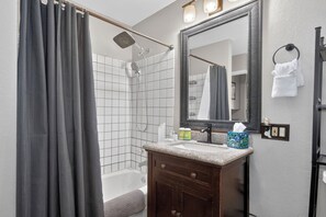 Towels - Delightful and renovated home, walk to downtown, mt views (Fraser)