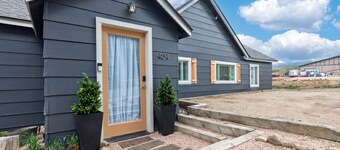 Delightful and renovated home, walk to downtown, mt views