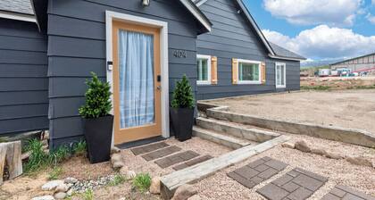 Delightful and renovated home, walk to downtown, mt views