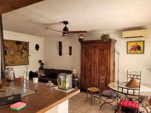 Interior - For rent in the sun, small detached villa with lovely private pool area. (Milhaud)