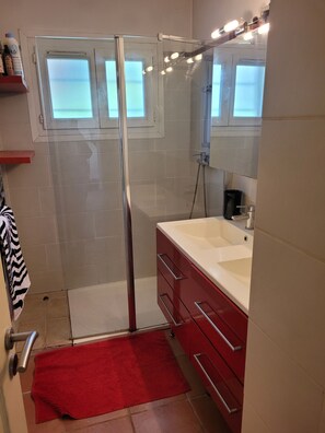 Towels, soap, toilet paper - For rent in the sun, small detached villa with lovely private pool area. (Milhaud)