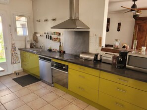 Private kitchen - For rent in the sun, small detached villa with lovely private pool area. (Milhaud)