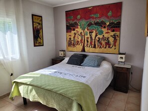 WiFi, bed sheets - For rent in the sun, small detached villa with lovely private pool area. (Milhaud)