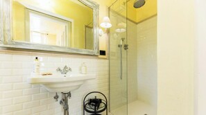Regadera, bidet, toallas, shampoo 