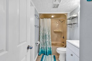 Condo com design assinado, 1 quarto, vista para o oceano, de frente para o oceano | Banheiro | Chuveiro/banheira combinados, toalhas de banho, papel higiênico 