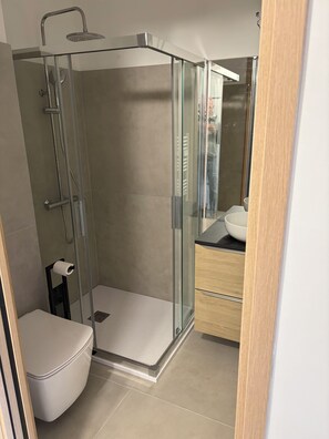 Douche, sèche-cheveux, serviettes fournies