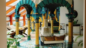 A room with a high ceiling, a patterned floor, and a seating area with a sofa and chairs. - Hotel Mercure Krynica Zdroj Resort & Spa (Krynica-Zdroj)