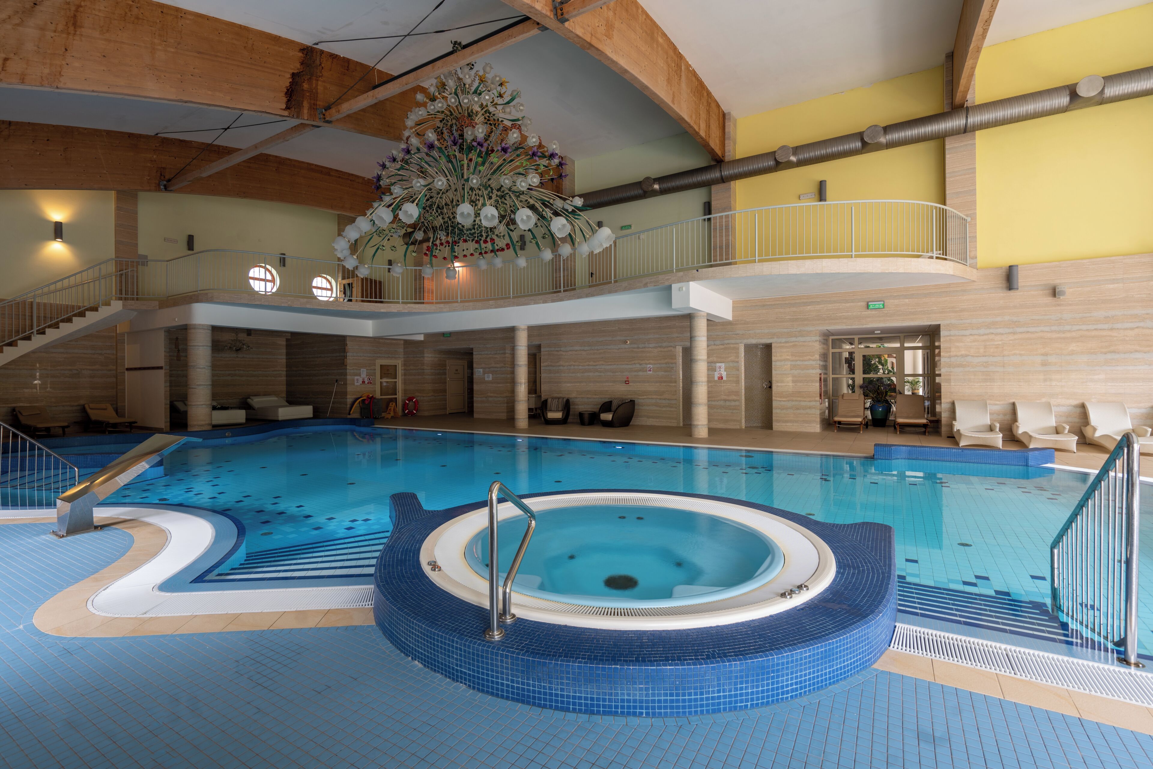 Inomhuspool, öppet 09.00 till 21.00, solstolar och livvakter på plats