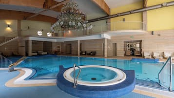 Inomhuspool, öppet 09.00 till 21.00, solstolar och livvakter på plats