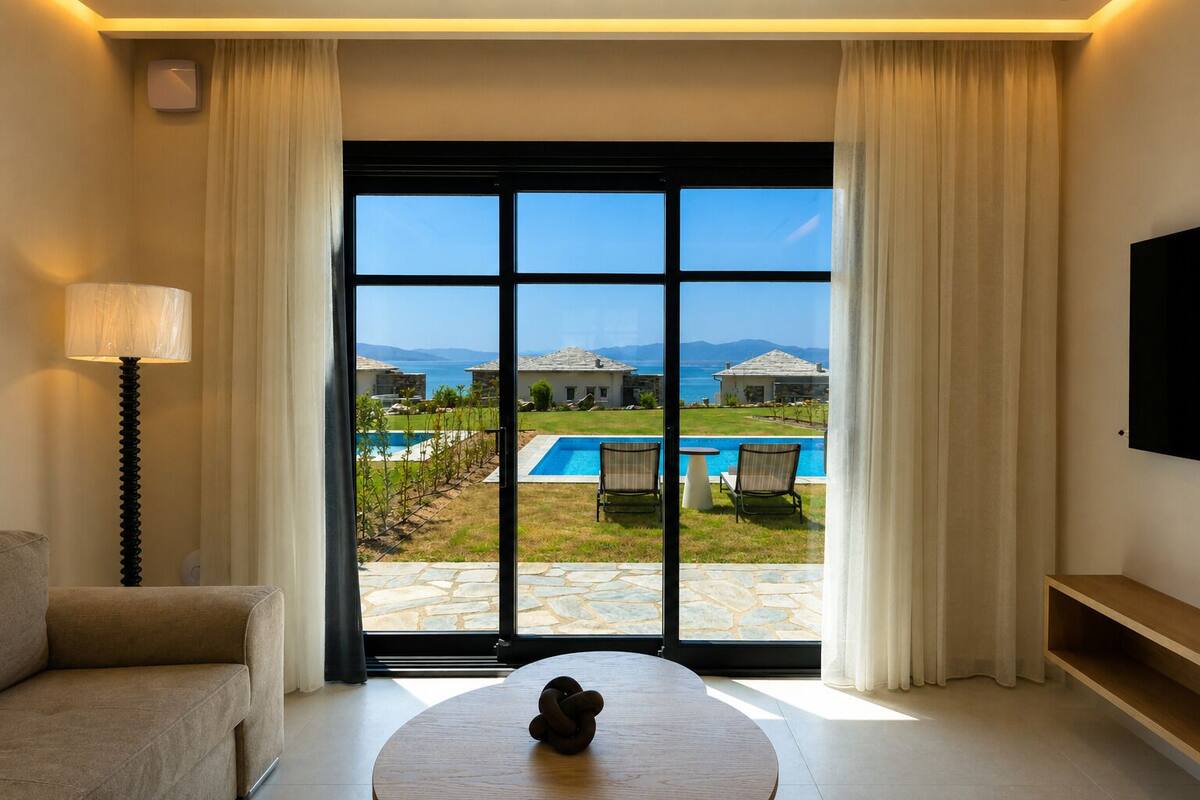 Deluxe Suite, 1 King Bed with Sofa bed (Private Pool) | Premium bedding, in-room safe, soundproofing, WiFi (free)