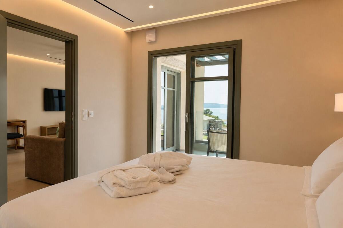 Deluxe Suite, 1 Bedroom, Balcony | Premium bedding, in-room safe, soundproofing, WiFi (free)