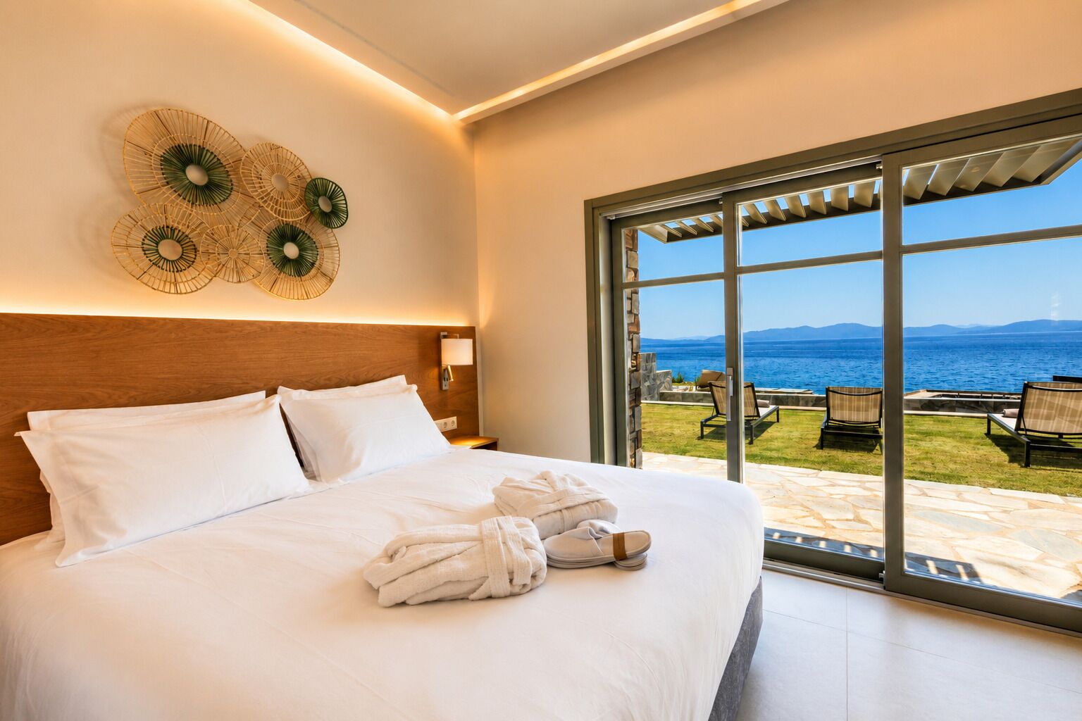 Premium bedding, in-room safe, soundproofing, free WiFi