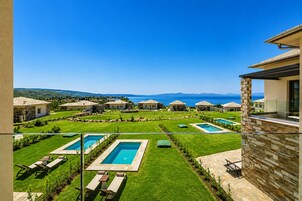 Una piscina al aire libre de temporada