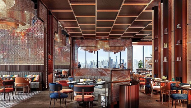 Un interior de restaurante moderno con vista a la ciudad, suelo de madera y diversas opciones de asientos.