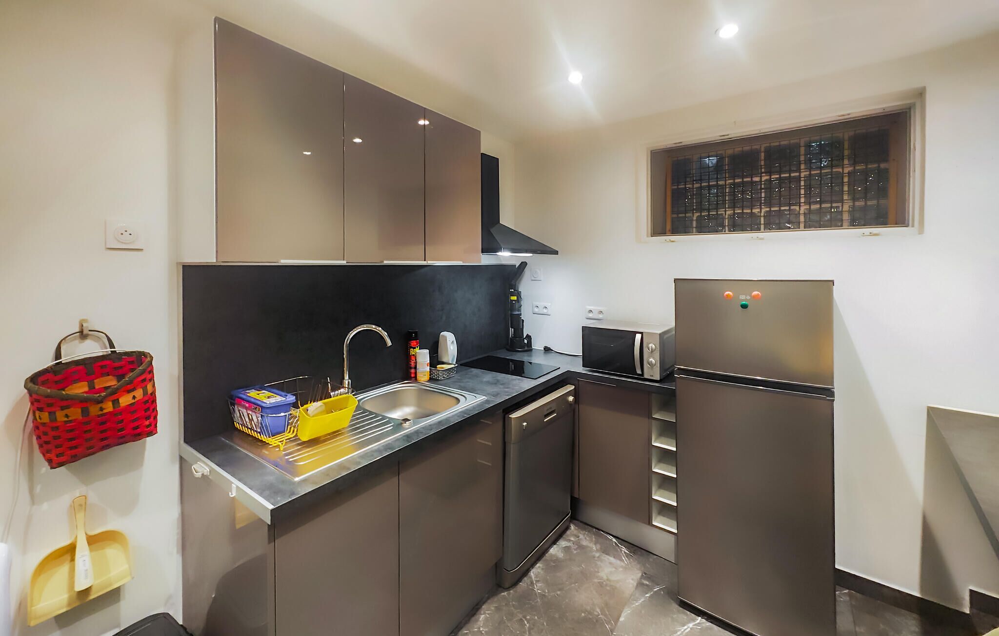 Frigorífico, microondas, placa de cocina y cafetera o tetera