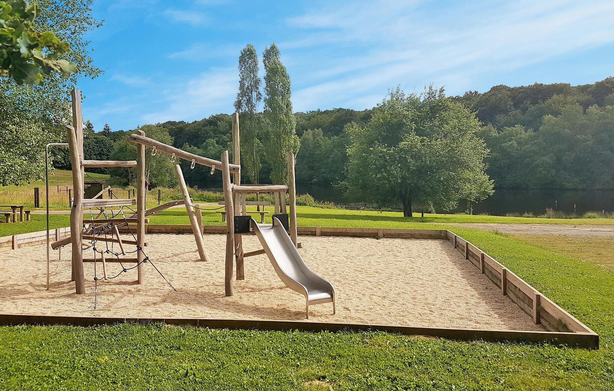 Un parque infantil con un tobogán y estructuras para escalar.