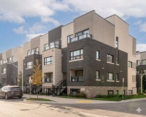 Exterior - Modern Condo next Aldershot GO Toronto Access &assigned underground parking (Burlington)