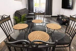 Dining - Modern Condo next Aldershot GO Toronto Access &assigned underground parking (Burlington)