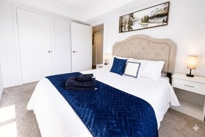 Iron/ironing board, WiFi, bed sheets, wheelchair access - Modern Condo next Aldershot GO Toronto Access &assigned underground parking (Burlington)