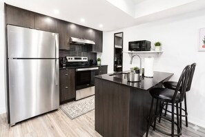Private kitchen - Modern Condo next Aldershot GO Toronto Access &assigned underground parking (Burlington)