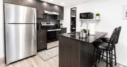 Modern Condo next Aldershot GO Toronto Access &assigned underground parking