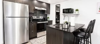 Modern Condo next Aldershot GO Toronto Access &assigned underground parking