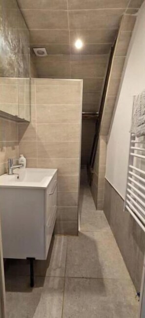 Shower, hair dryer, towels, soap - Vrbo Property (Saint-Pierre-des-Corps)