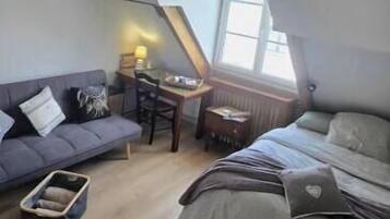 1 habitación, tabla de planchar con plancha y ropa de cama