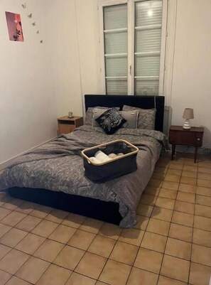 Iron/ironing board, bed sheets - Vrbo Property (Saint-Pierre-des-Corps)