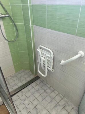 Dusche, Handtücher, Seife, Toilettenpapier