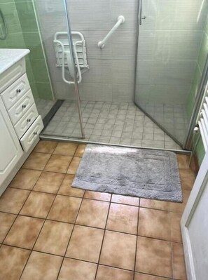 Shower, towels, soap, toilet paper - Vrbo Property (Saint-Pierre-des-Corps)