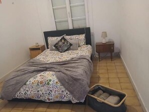 Iron/ironing board, bed sheets - Vrbo Property (Saint-Pierre-des-Corps)
