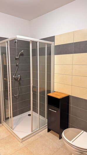 Shower, towels, toilet paper - Vrbo Property (San-Nicolao)