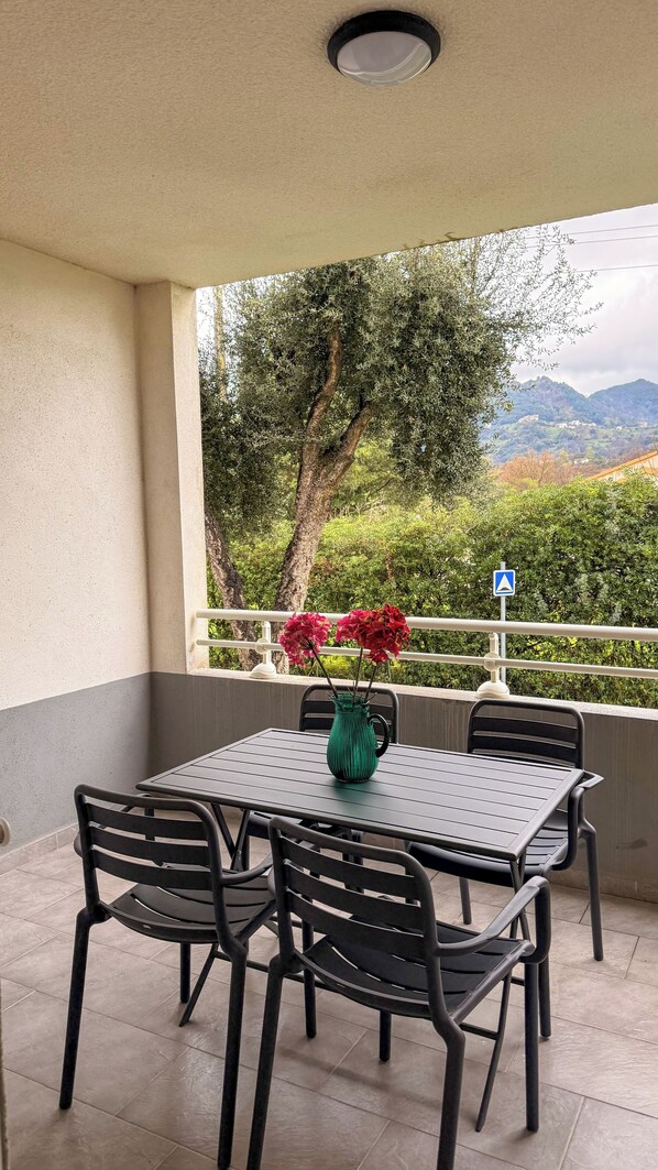 Outdoor dining - Vrbo Property (San-Nicolao)