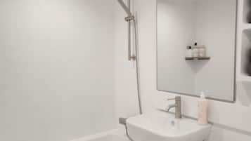 Standaard eenpersoonskamer, niet-roken, privรฉbadkamer | Badkamer | Een bad/douchecombinatie, een haardroger, handdoeken, zeep
