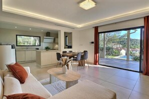 Comfort House, Mountain View | Living area | 110-cm Smart TV with digital channels, Netflix, streaming services - Villa Altinea (Ventabren)