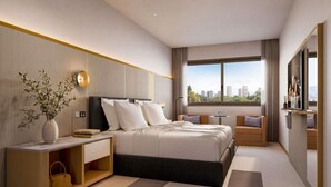 Ein modernes Hotelzimmer mit einem großen Bett, einem Nachttisch, einem kleinen Tisch, einer Couch, einem Fernseher und einem Fenster mit Blick auf die Stadt.