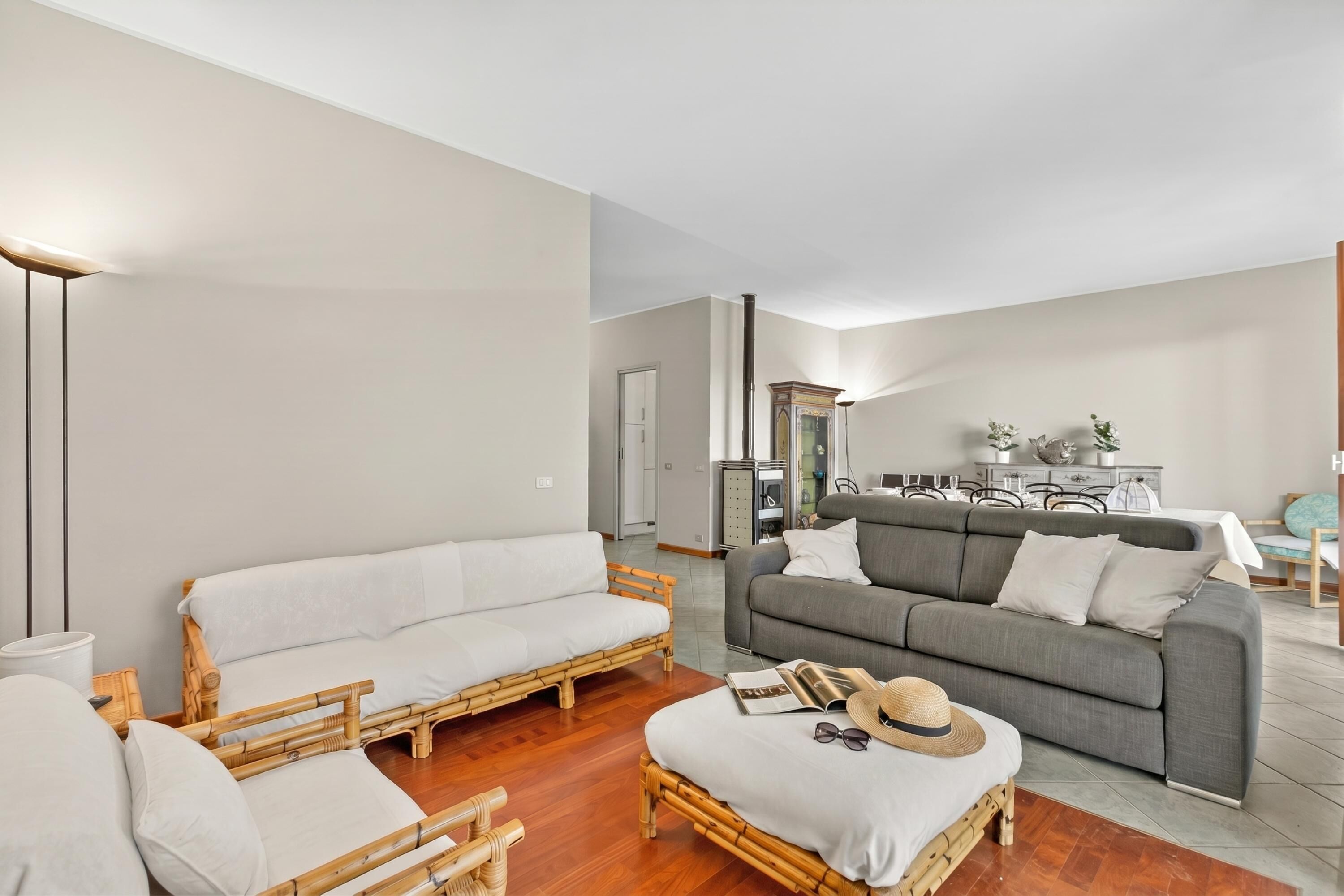 Family Apartment, Multiple Bedrooms, 2 Bathrooms, Mountainside (Riflessi Di Luce Lake View) | Living area