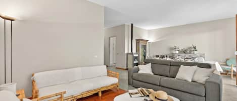 Family Apartment, Multiple Bedrooms, 2 Bathrooms, Mountainside (Riflessi Di Luce Lake View) | Living area