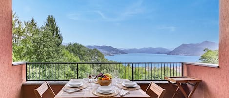 家庭公寓, 2 間臥室, 2 間浴室, 山間 (Riflessi Di Luce Lake View) | 室外用餐