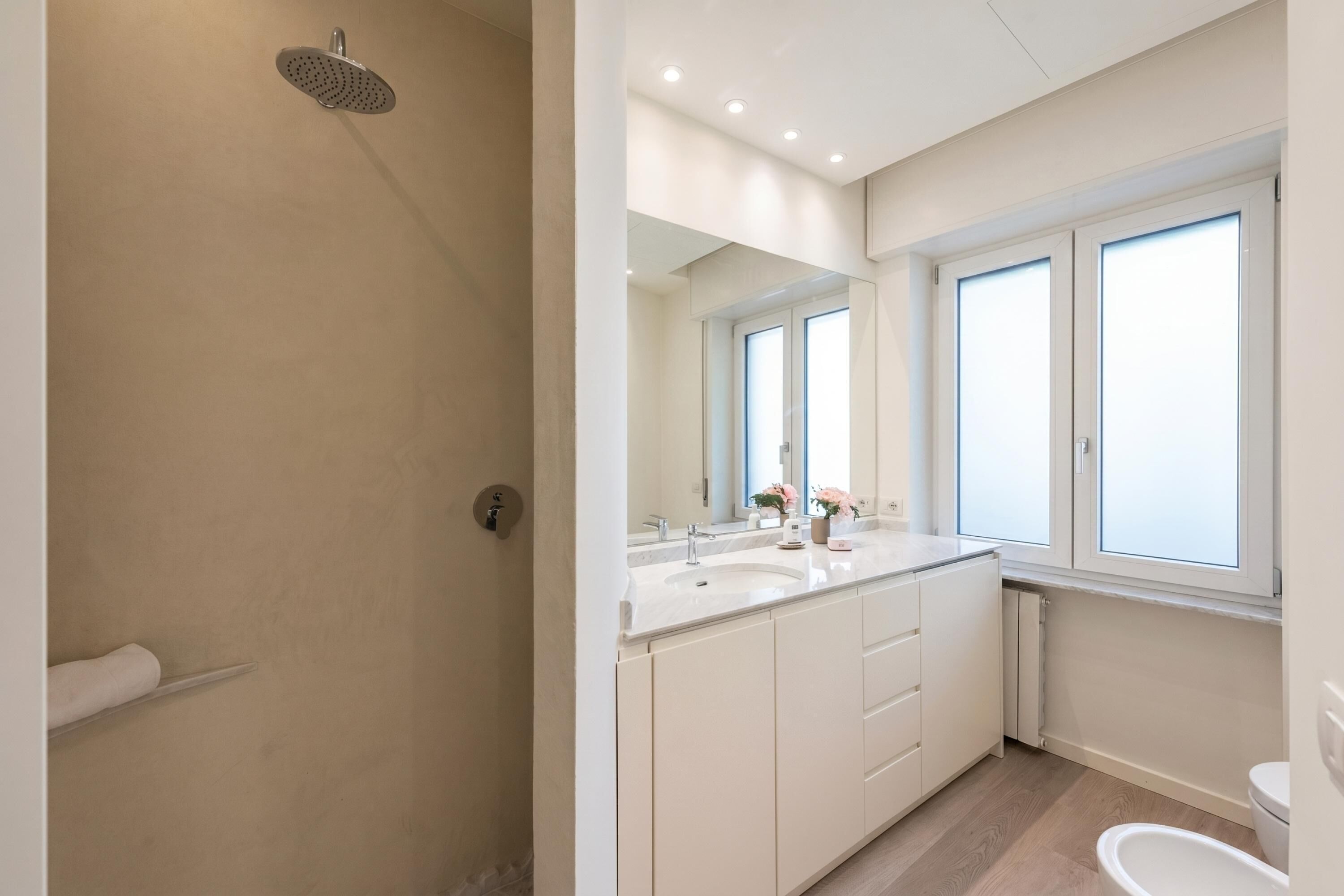 شقة عائلية - غرفتا نوم - بحمامين (Levante Mare Suite) | حمام | تجهيزات دش، مجففات شعر، مراحيض شطف، مناشف