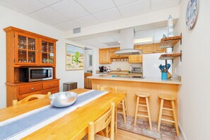 Microwave, dishwasher, coffee/tea maker, toaster - Beach N’ Bay Retreat | Kayaks • Sunset Views • Steps to the Gulf (Pensacola Beach)