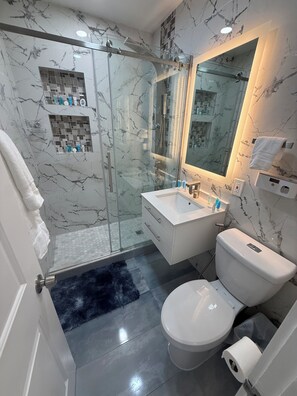 Shower, hair dryer, towels, soap - Near MIA Airport stylish 2-bedroom house with AC,1 Free Parking in vibrant Miami (Miami)