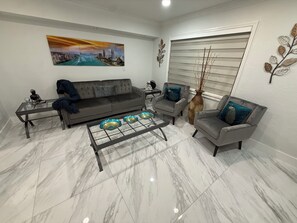 Smart TV - Near MIA Airport stylish 2-bedroom house with AC,1 Free Parking in vibrant Miami (Miami)