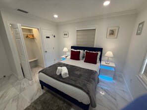 2 bedrooms, iron/ironing board, WiFi, bed sheets - Near MIA Airport stylish 2-bedroom house with AC,1 Free Parking in vibrant Miami (Miami)