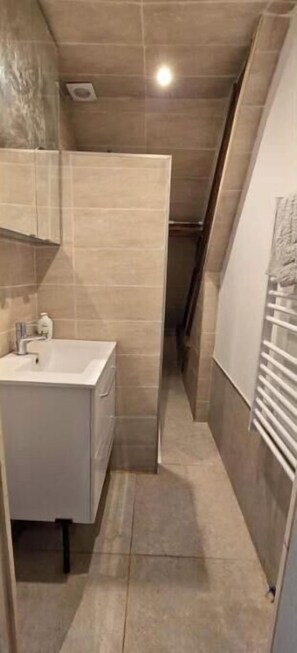 Shower, hair dryer, towels, soap - Vrbo Property (Saint-Pierre-des-Corps)