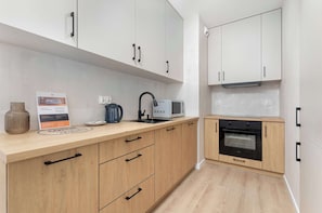 Kühlschrank, Mikrowelle, Ofen, Herdplatte